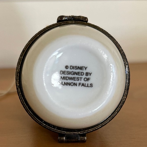 Classic Pooh Midwest of Cannon Falls Porcelain Hinged Box - Picture 7 of 10